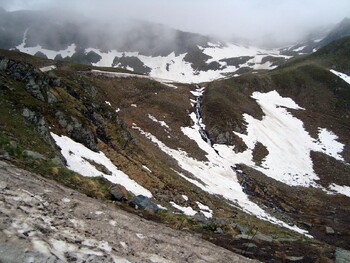 В Австрии снежная лавина накрыла 10 горнолыжников