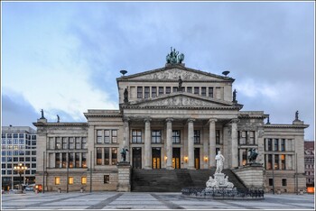 Экоактивисты отпилили верхушку главной ёлки в Берлине
