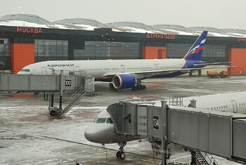 В аэропортах Москвы из-за снегопада задержаны и отменены десятки рейсов 