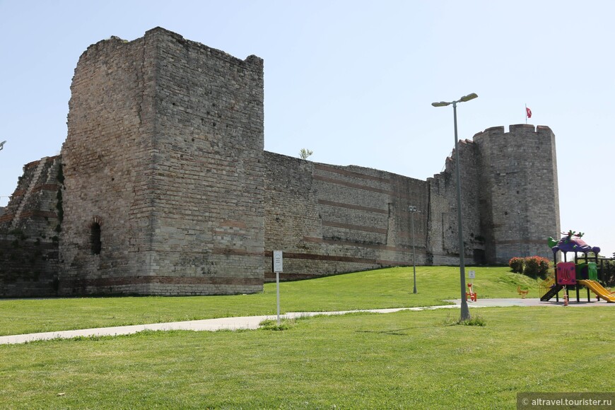 На последнем участке стены Феодосия сохранились только главные (внутренние) стены, перед которыми теперь на лужайках находятся детская площадка, два футбольных поля, а также и парковки к ним.