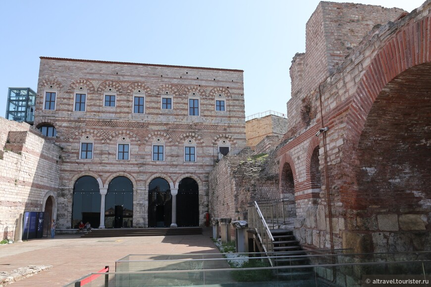 Дворец Текфур - вид из внутреннего двора на его парадный фасад.
