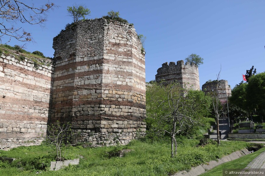 Стена Мануила Комнина с восьмигранными башнями. И стена, и башни построены из больших каменных блоков с кирпичной прокладкой.

