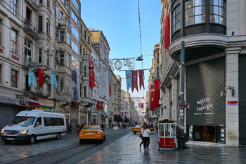 В центре Стамбула на улице Истикляль прогремел взрыв, есть погибшие и раненые