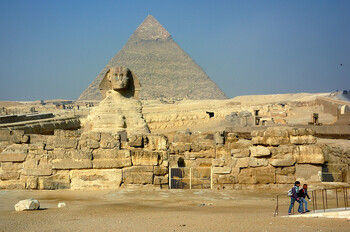 Рядом с египетскими пирамидами открылась выставка современного искусства
