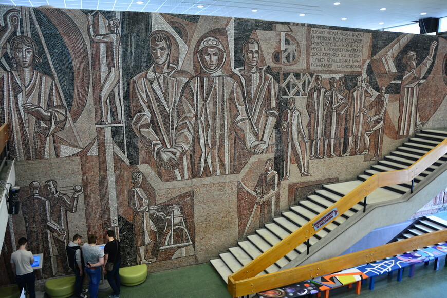 Мозаичное панно в холле Музея космонавтики и Планетария Калуги