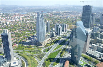 В Стамбуле загорелся 24-этажный небоскреб