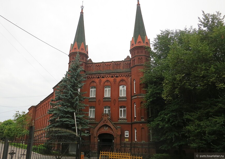 Госпиталь Святого Георга спрятавшийся за деревьями.В апреле 1917 года здесь проходил лечение небезызвестный Рихард Зорге-легендарный советский разведчик.