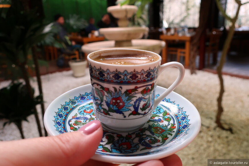 Выпить чашечку кофе. В историческом кафе с зимним садом в Стамбуле 