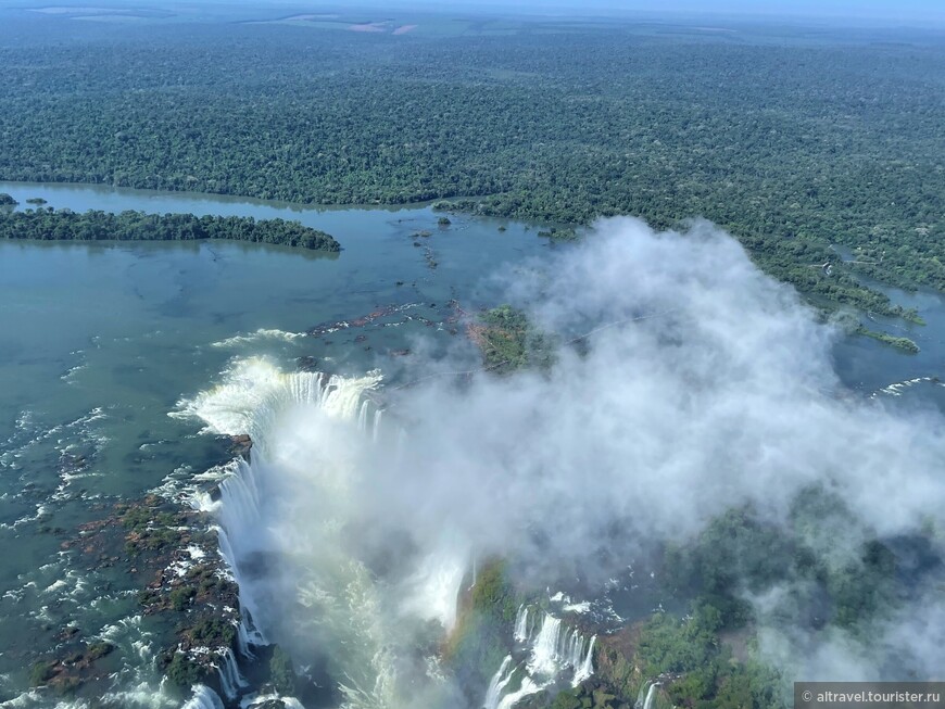 Постоянные брызги из водопадов образуют впечатляющие облака, которые окутывают лесистые острова и берега рек.