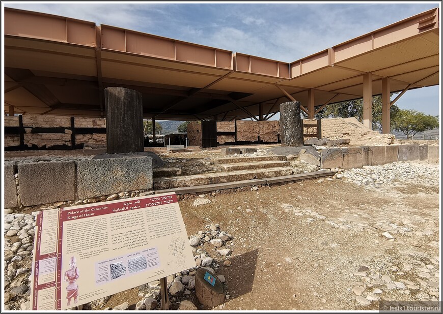 Остатки дворца ханаанского царя (XIII-XIV век до н. э.). Это помещение использовалось, по-видимому, для проведения церемоний. Здесь можно увидеть развалины двора и тронной комнаты.