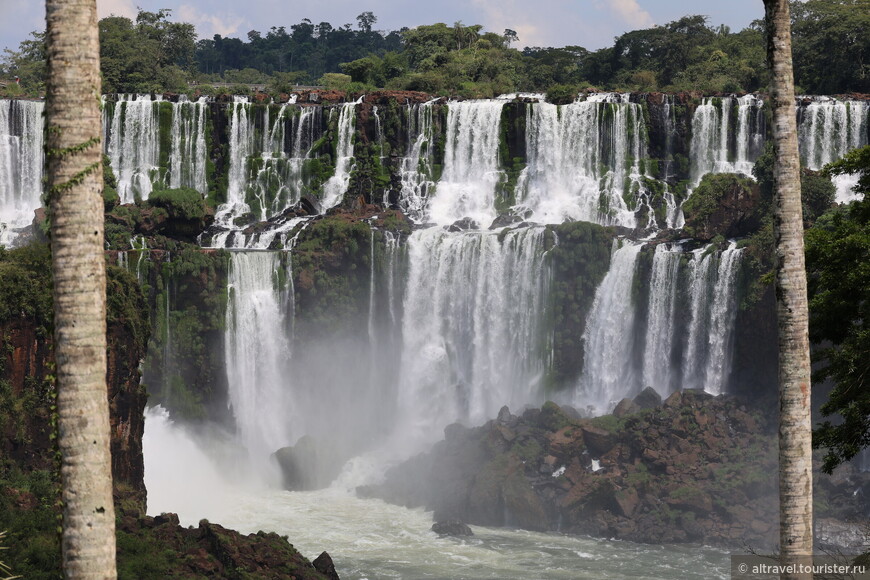 Большинство водопадов - на аргентинской территории. Аргентина первой - в 1909 году - открыла национальный парк вокруг водопадов. Бразильцы же объявили эту территорию охранной лишь в 1939 году. С середины 1980-х водопады и оба национальных парка – объекты Юнеско.