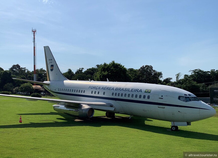 Рядом с офисом компании Helisul выставлен Боинг 737-200 - «бразильский борт №1». На этом самолете в период с 1976 по 2010 гг. летали 8 президентов страны.