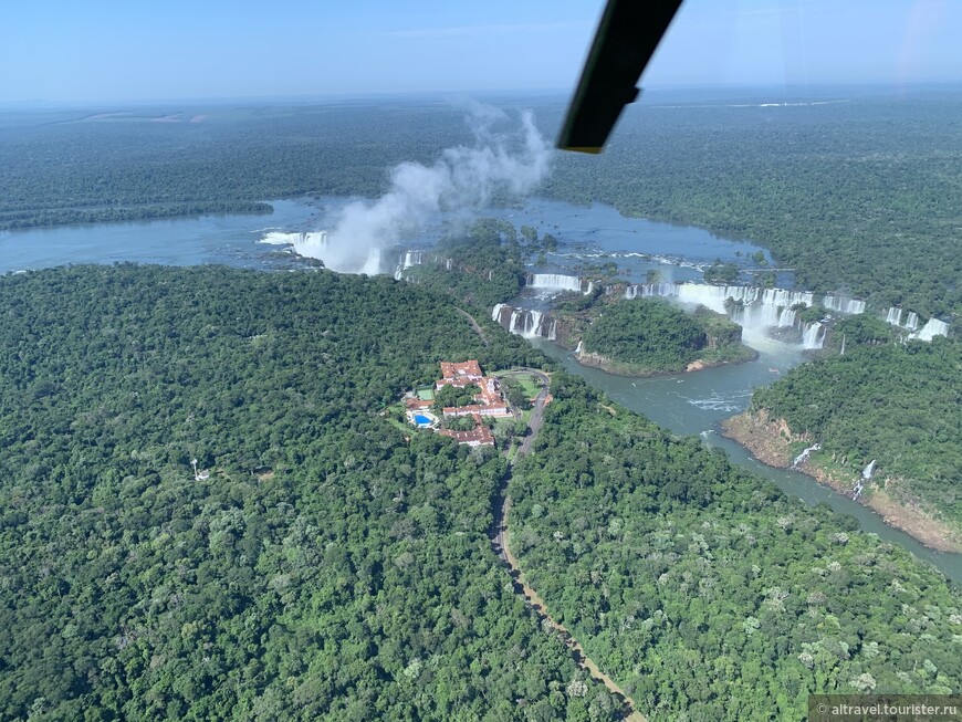 На  фото c вертолета  комплекс Игуасу не выглядит таким уж большим. На самом деле, водопадная цепочка тянется на 2,7 км!