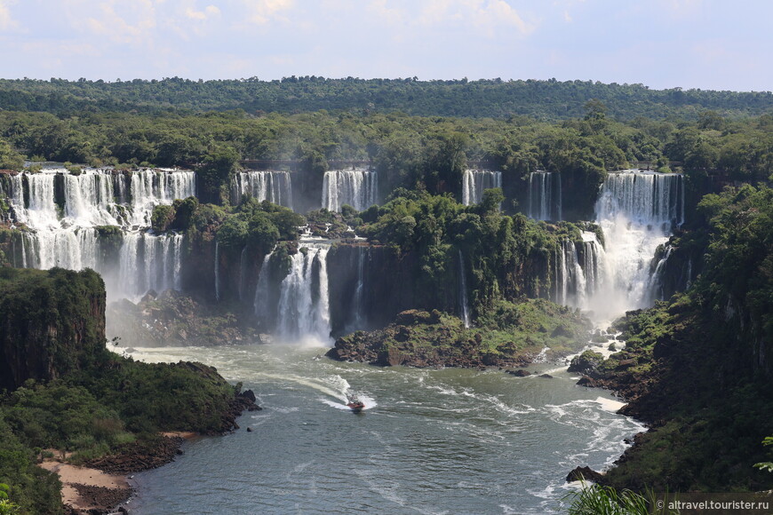 Из Бразилии любуемся аргентинскими водопадами.