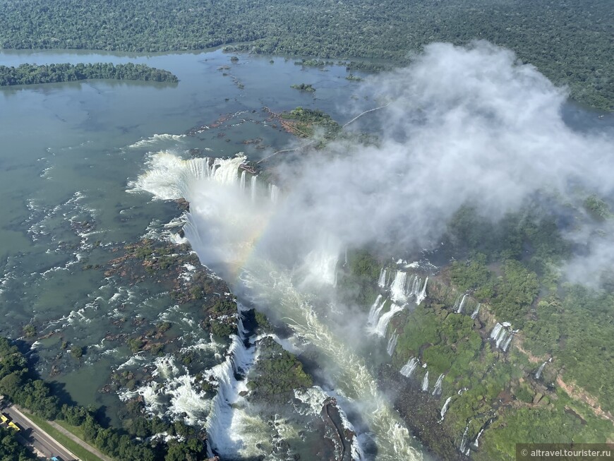 Еще одно вертолетное фото, на котором хорошо видно и стену падающей воды (в нижней части снимка), и Глотку дъявола с радугой, и поднимющееся от водопада облако.