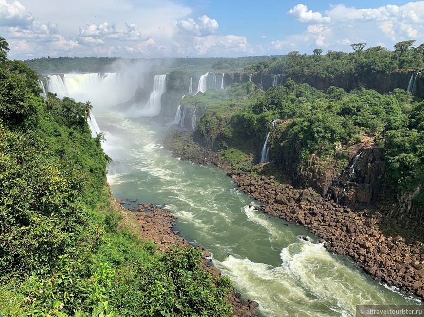 Прямо по курсу - водопад Глотка дъявола. Он имеет форму подковы шириной 150 метров, а вода падает с высоты порядка 80 метров (это высота примерно 27-этажного дома!). Через этот водопад проходит граница между Бразилией и Аргентиной.