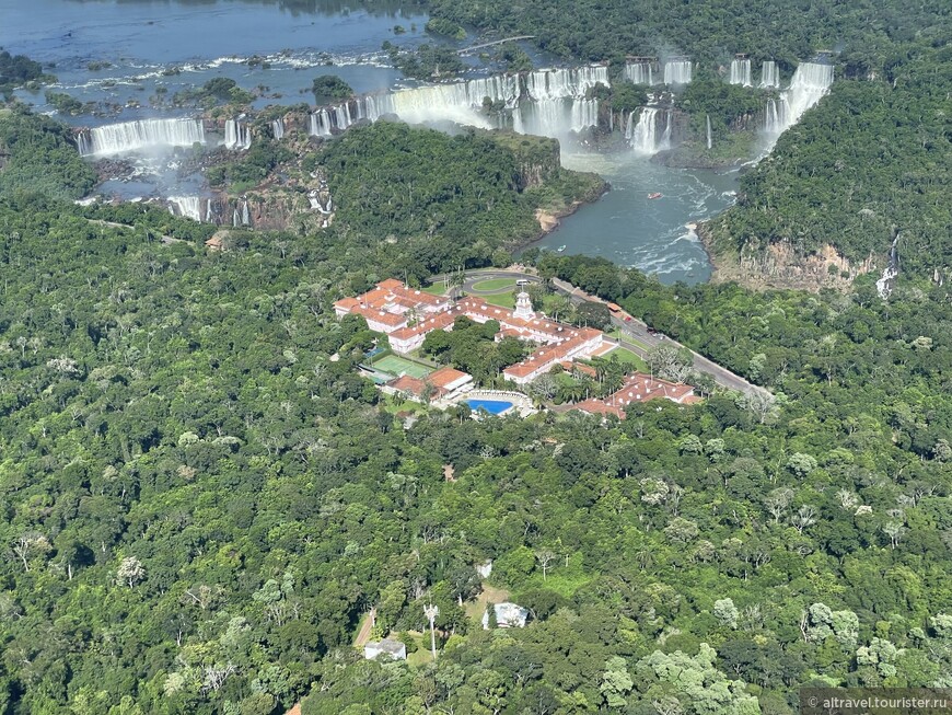 На этом фото хорошо видно расположение отеля Hotel das Cataratas относительно водопадов.
