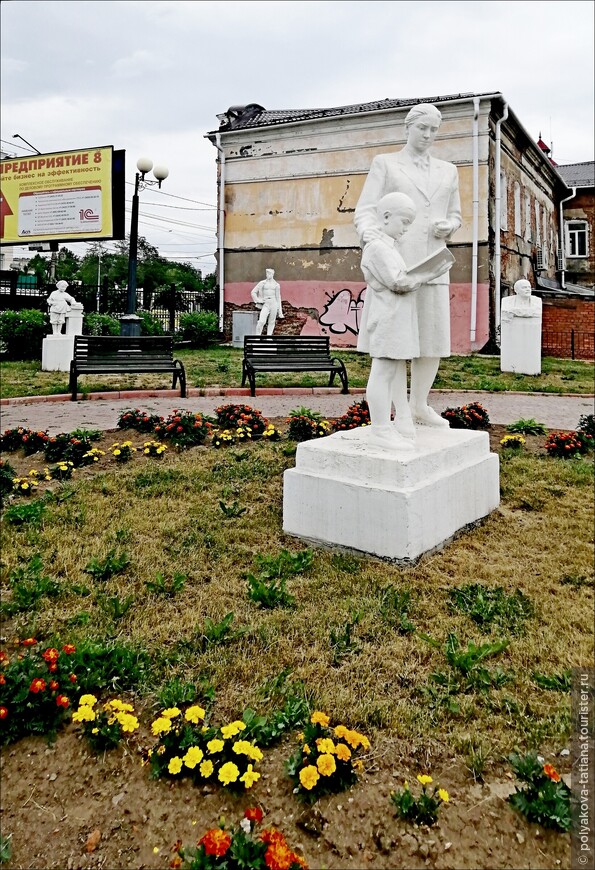 В центре сквера скульптура Учительница  Неизвестный автор Дар В.Ю. Ершова  г. Верхняя Салда