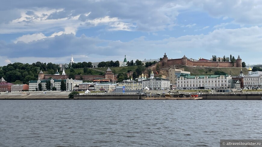 Вид на кремлевскую стену от Стрелки (с противоположного берега Оки).