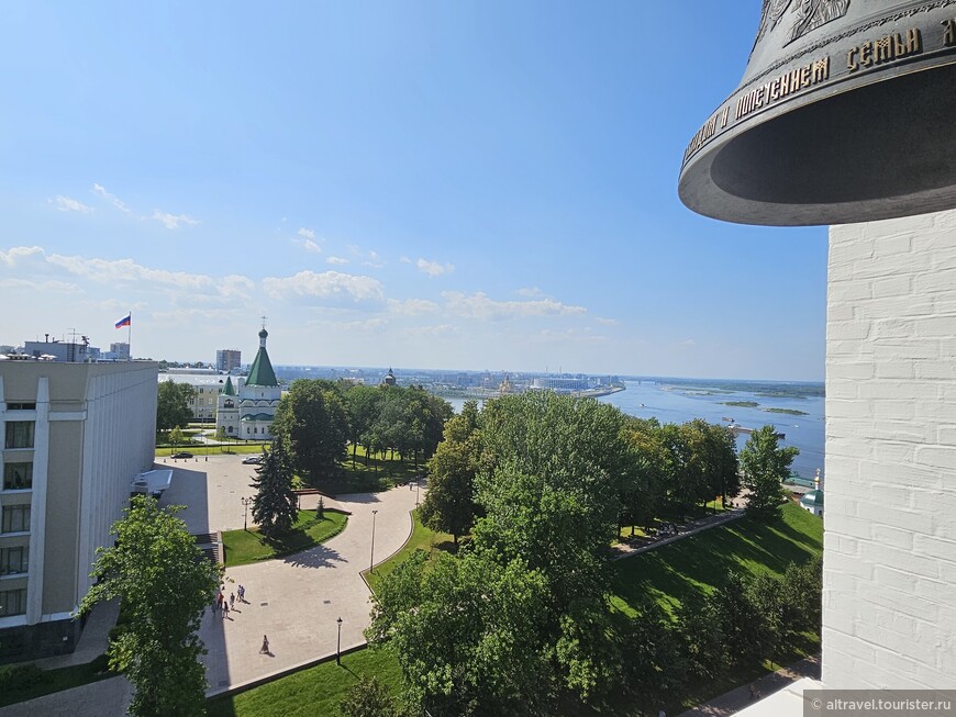 Вид со звонницы собора на кремль. Слева видно здание в духе «дворца съездов» - бывший Горьковский обком КПСС.