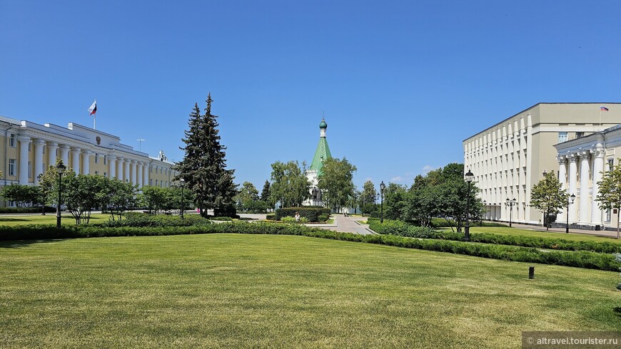 Центральная площадь. С её северной стороны находится Михайло-Архангельский собор.