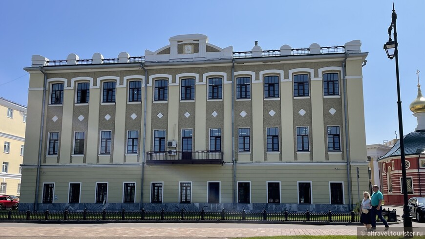 Здание банковской конторы (1785-1786), позже кремлевской полицейской части рядом с корпусом присутственных мест.