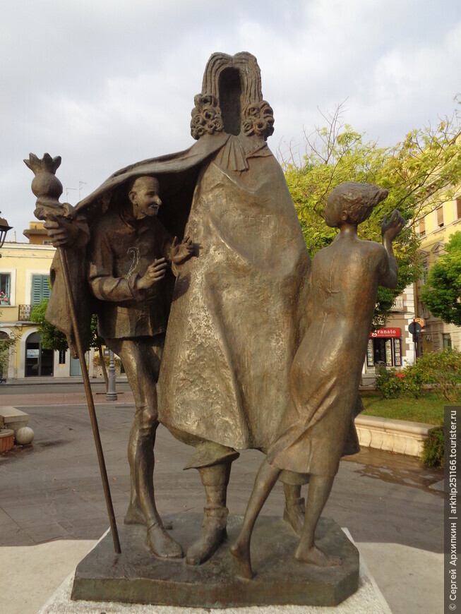 Площадь Умберто Джордано в Фодже с интересными скульптурами