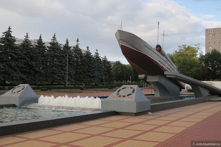Памятный Мемориал морякам-балтийцам работы арх.М.Суслова и скульптора В.Моргунова,с установленным оригинальным торпедным катером,был сооружен в 1978 году.