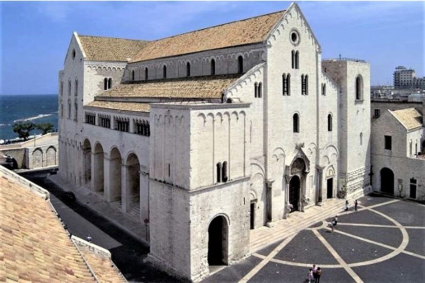 Средневековая базилика Святого Николая (11 века) с мощами Святителя Николая в Бари на юге Италии