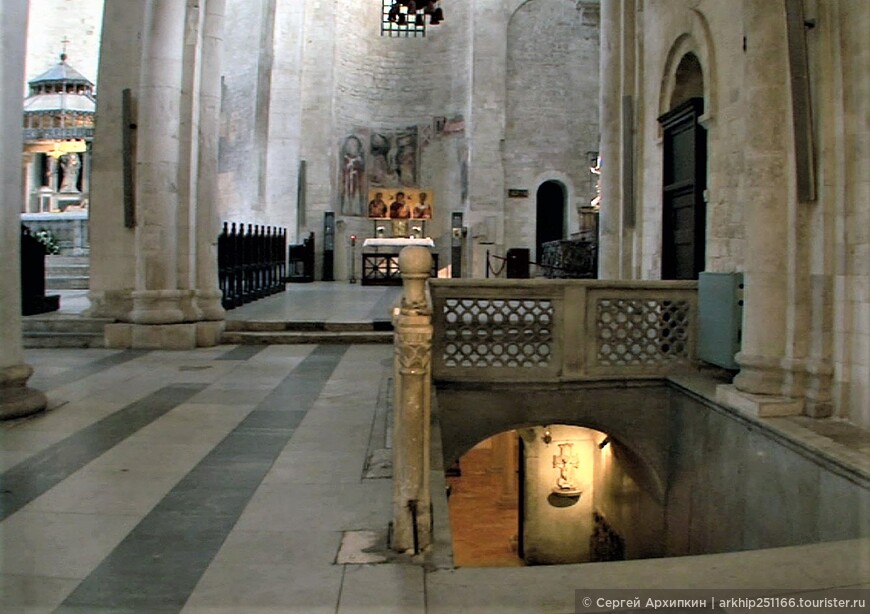 Средневековая базилика Святого Николая (11 века) с мощами Святителя Николая в Бари на юге Италии