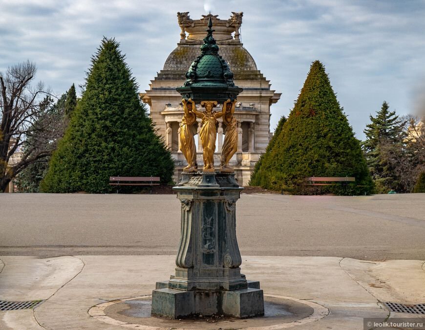 Высота этой большой модели фонтана составляет 2,71 м при весе 610 кг. Её оформление выполнено под влиянием монументального парижского Фонтана невинных.