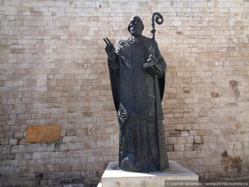 Памятник Святому Николаю работы Церетели в Бари на Юге Италии