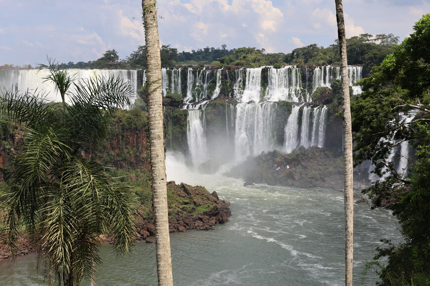 Это те же самые водопады, которые мы видели с Верхней тропы, но с Нижней тропы их узнать невозможно.