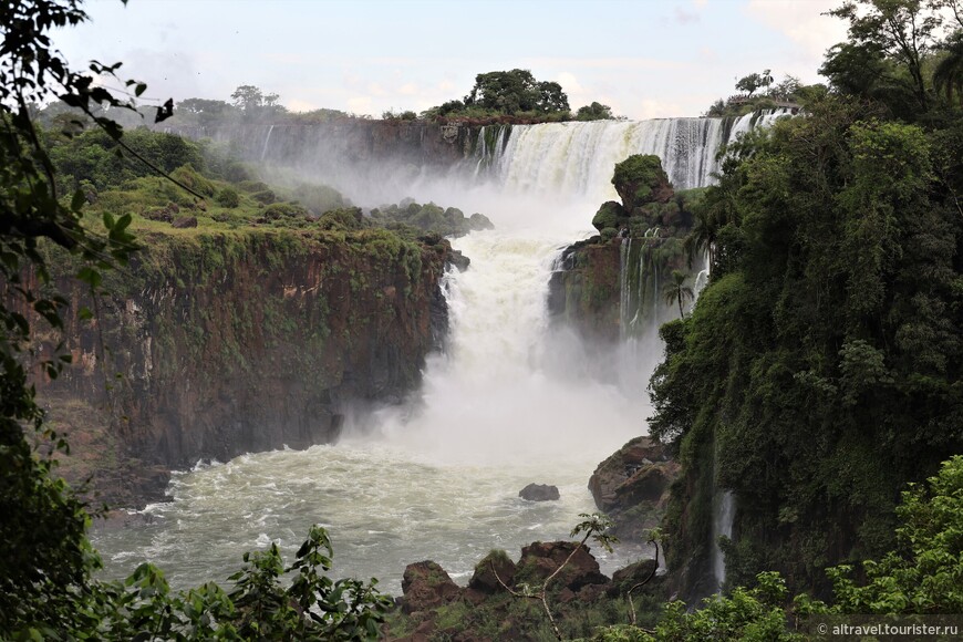 Самые выразительные водопады как на Верхней, так и на Нижней тропе имеют имена собственные: водопад Сан-Мартин...

