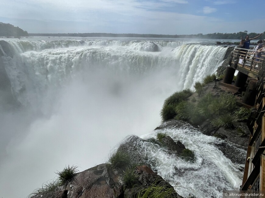 Вот он, главный водопад обоих национальных парков - Глотка дъявола, кульминация всех пешеходных прогулок по аргентинской стороне.