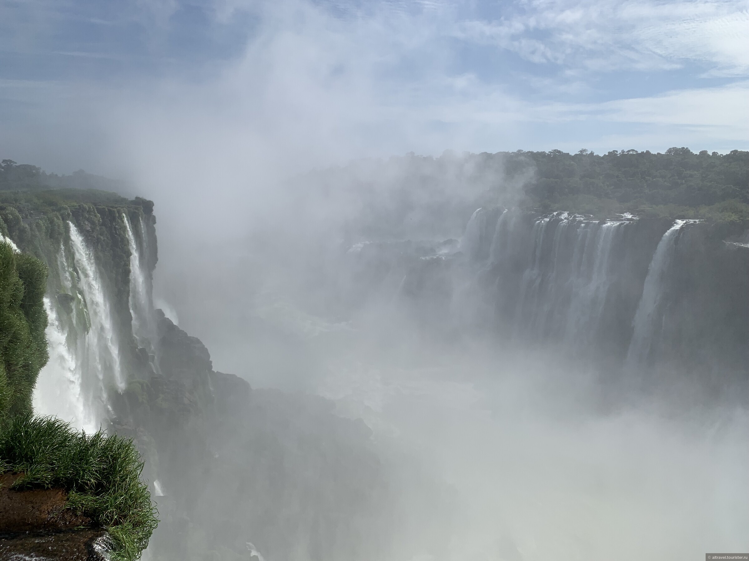 Широкий водопад в южной америке. Водопады Игуасу Аргентина Бразилия. Водопад Игуасу в Южной Америке. Глотка дьявола водопад Игуасу.