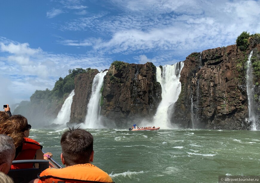 Наша первая цель - водопад «Три мушкетера». Пока мы наблюдаем со стороны, как «принимают душ» туристы на другой лодке.