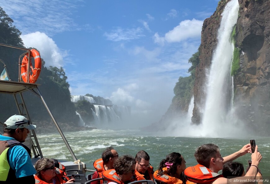 Из лодки водопады выглядят иначе, чем с суши и с неба.