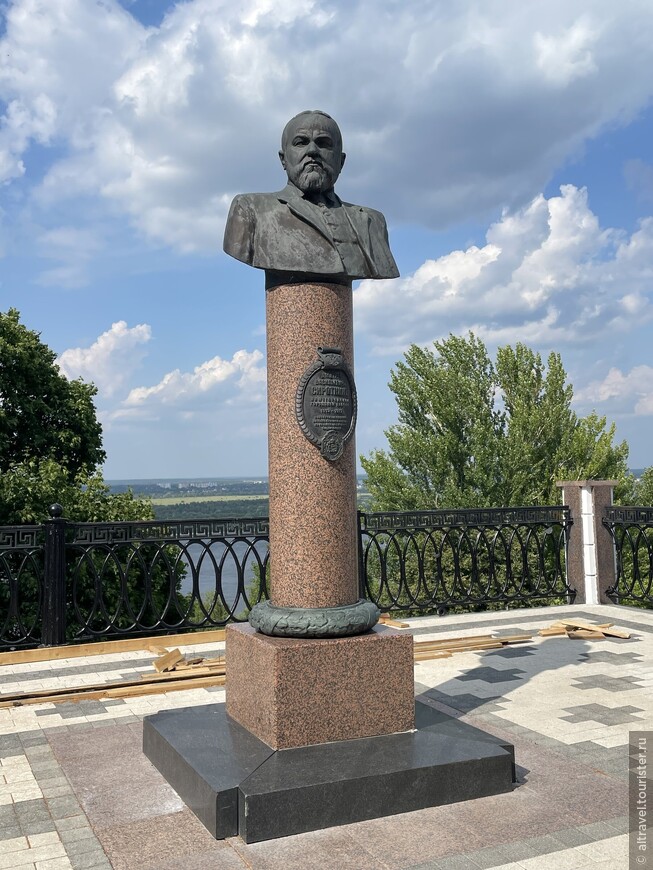 Памятник Д.В.Сироткину напротив его дома.