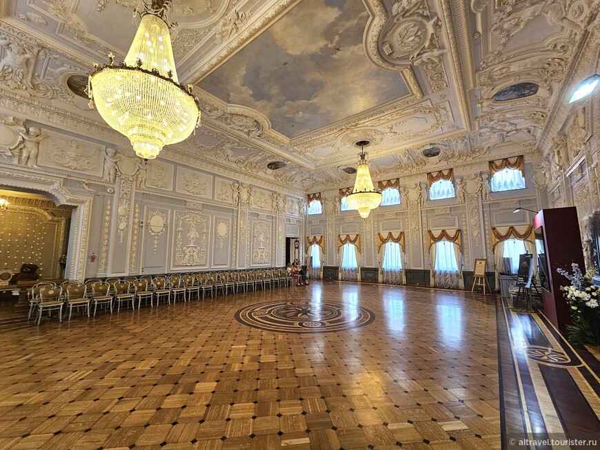 Двусветный бальный зал с лепным декором, усыпанным множеством ангелочков.