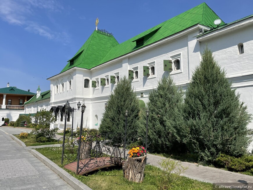 Братский корпус. Помимо келий, в нём находится церковно-археологический музей «История Нижегородской епархии», основанный в 2003 году.