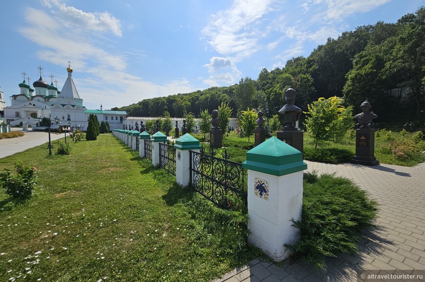 Исторический парк рядом с монастырём.