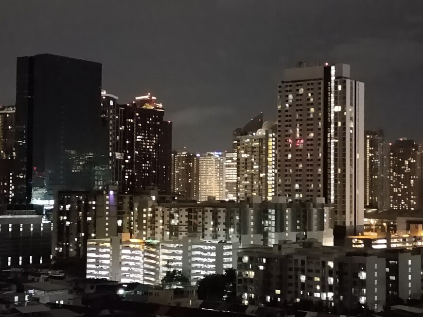 Вид из окна на ночной Бангкок