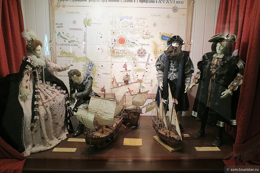 Зал Великих географических открытий.Слева-направо,королева Елизавета,Френсис Дрейк,Васко да Гама,Христофор Колумб.