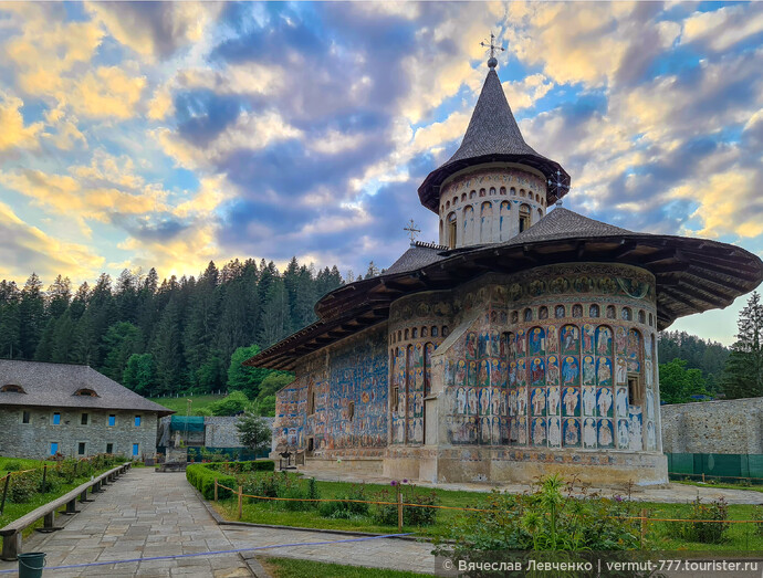 Храм Георгия Победоносца монастыря Воронец во всей красе в лучах заходящего солнца.