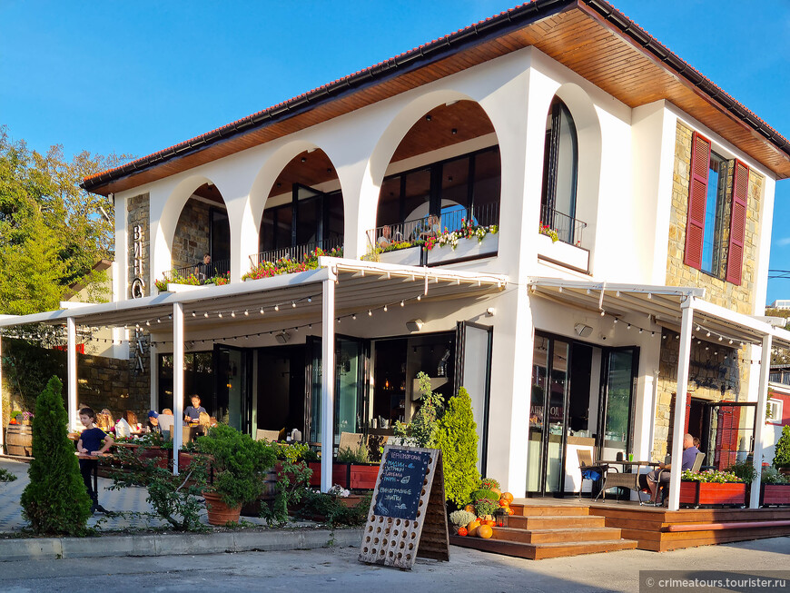 Небольшие ресторанчики Абрау-Дюрсо с широкими открытыми террасами полными свежего воздуха и видами на озеро.