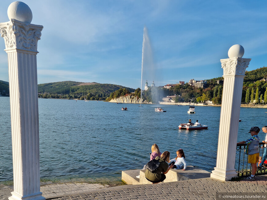 Озеро Абрау и дневной фонтан высотой 40 метров.