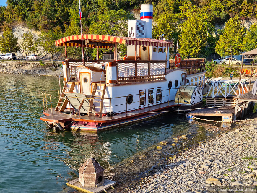 По озеру ходит экскурсионное судно, стилизованное под колёсный пароход. В стоимость экскурсии входит бокал шампанского из подвалов Абрау-Дюрсо.