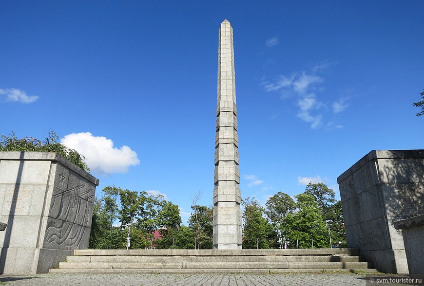 Мемориальный ансамбль 1200 воинам 11 Гвардейской армии,погибшим при штурме города и крепости Кенигсберг в апреле 1945 года.Во главе комплекса высокая стела и Вечный огонь.