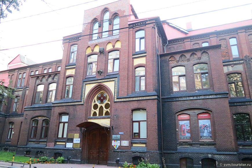 На улице Кирпичной,главным образом,обращает на себя внимание бывшее здание больницы Святой Елизаветы.Выполненное в неоготическом стиле из красно-коричневого кирпича здание было построено в 1894 году.